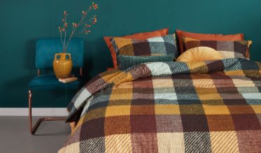 La housse de couette en flanelle offre l’avantage de conserver la chaleur, sans être étouffante. Idéale pour les frileux et pour les froides nuits de l’hiver. Notre assortiment vous propose une large gamme de housses de couette en flanelle dans une variété de styles et de tailles. Venez découvrir le charme rustique et chic des différents motifs et créez facilement une ambiance cocooning dans votre chambre !