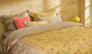 Notre assortiment propose une vaste gamme de housses de couette fleuries. Faites à partir de matières haut de gamme, comme le satin et la percale de coton, elles sont promesse de bonnes nuits de sommeil, tout en apportant une touche de fraîcheur à la déco. 