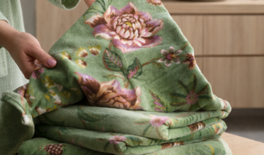 En plus de vous envelopper et de vous sécher en douceur, le linge de bain ajoute une touche d’élégance à la décoration de la salle de bain. Notre assortiment de linge de bain haut de gamme se décline dans une multitude de couleurs et de styles.