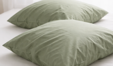 Envie de donner du style à votre literie, en adoptant des taies d’oreiller élégantes ? Notre assortiment de linge de lit vous offre un large choix de taies d’oreiller en divers styles et coloris. Que vous cherchiez une taie d’oreiller classique blanche, une taie d’oreiller soyeuse en satin ou une taie d’oreiller moderne de couleur tendance, vous trouverez à coup sûr votre bonheur dans notre gamme de taies d’oreiller de qualité. Disponible en plusieurs tailles.