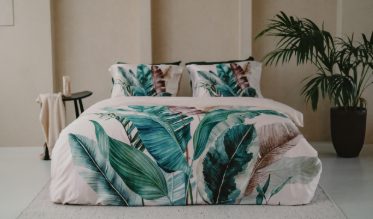 Laissez-vous épater par le linge de lit Snoozing, vendu exclusivement par Smulderstextiles. Réveillez-vous avec le sourire. Le linge de lit confortable de Snoozing promet un sommeil de qualité et un réveil en pleine forme. Large choix de basiques intemporels et de designs tendance. Confort et douceur à un prix tout doux.