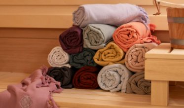 Inspirée des sagesses traditionnelles japonaises, la collection de Kayori fait preuve d’une réelle prise de conscience écologique, mettant en valeur la beauté des matières naturelles.