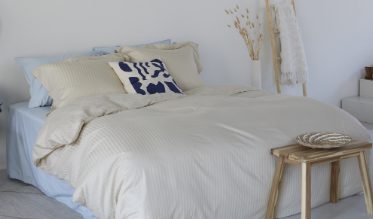 Le linge de lit de qualité d’Ivorlyn incarne l’élégance et le confort. Rehaussées de motifs raffinés aux couleurs douces, ses housses de couette allient luxe et bien-être au quotidien. Dorlotez-vous en vous offrant du linge de lit d’Ivorlyn Luxury Bedding !