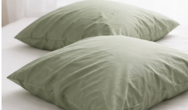 Vous cherchez une taie d’oreiller ? Que vous souhaitiez simplement compléter votre linge de lit  ou relooker votre literie, notre vaste assortiment de linge de maison propose un large choix de taies d’oreiller en plusieurs tailles, matières et couleurs. Laissez-vous épater par nos taies d’oreiller blanches classiques, nos taies d’oreiller élégantes en satin de coton et nos taies d’oreiller originales de couleur tendance ! 