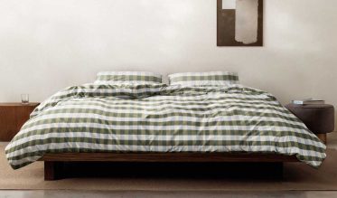 La collection de linge de maison Marc O’Polo se distingue par son style Casual Chic aux couleurs intemporelles, pleines de fraîcheur. Elle comporte des housses de couette aux designs classiques et modernes, des plaids et des couvre-lits élégants. Cette marque haut de gamme privilégie les matières naturelles de qualité supérieure. Laissez-vous inspirer par le style unique du linge de maison Marc O’Polo !