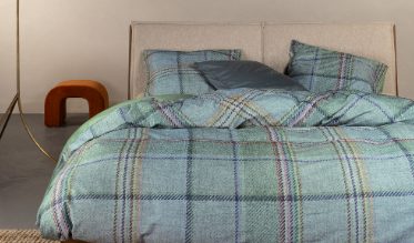 Envie d’ajouter une touche champêtre à votre coin de nuit ? Laissez-vous inspirer par nos housses de couette à l’esprit Campagne Chic ! Elles font la part belle aux couleurs douces et neutres et aux matières naturelles pour instaurer une atmosphère réconfortante et cosy. Les motifs inspirés du style vintage ou du style bord de mer leur donnent un côté chic et tendance. Les fleurs, les végétaux et les animaux font entrer la nature. 