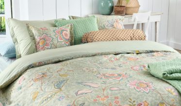 Craquez pour la douceur, la légèreté et la finesse de la housse de couette percale de coton ! Alliant confort et luxe, cette matière haut de gamme à l’aspect mat et au toucher lisse offre un rendu très élégant. Découvrez notre choix varié de housses de couette en percale, unies ou à motifs !