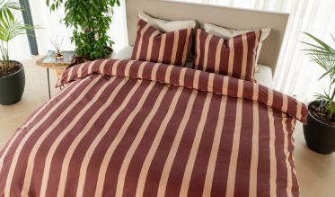 D’une élégance intemporelle, la housse de couette rayée habille le lit avec style. Fines ou larges, classiques ou modernes, en noir et blanc ou en ton sur ton, les rayures se déclinent dans nombreux styles et couleurs pour tous les goûts.