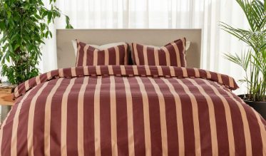 Rayures fines ou larges, horizontales ou verticales… Pour booster la décoration de la chambre, la housse de couette rayures se décline à l’infini dans une myriade de couleurs tendance. Un atout déco graphique polyvalent qui s’immisce harmonieusement dans différents styles d’intérieur, classique et contemporain.