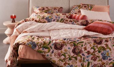 Un couvre-lit habille la chambre avec élégance. A la fois esthétique et pratique, il protège la literie de la poussière et les taches. En hiver, le couvre-lit ajoute une couche de chaleur supplémentaire au lit.