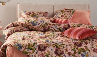 Egayez la déco de votre chambre avec une belle housse de couette fleurie ! Fabriquées à partir des plus belles matières, comme le satin ou la percale de coton, nos housses de couette florales promettent des nuits douces et réparatrices. Grande variété de motifs, disponibles en diverses matières et tailles.