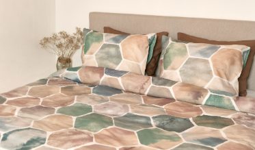 Laissez-vous charmer par le linge de lit Snoozing, en exclusivité chez Smulderstextiles ! Réveillez-vous avec le sourire tous les matins. La collection Snoozing propose un large choix de basiques indispensables et de designs tendance pour sublimer vos nuits et pour vous permettre de démarrer la journée en pleine forme.
