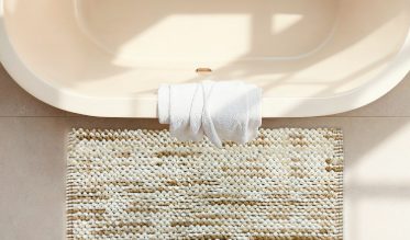 Transformez votre salle de bain en espace de détente grâce à nos tapis de bain ! Moelleux et très absorbant, cet accessoire indispensable apporte confort et douceur à vos pieds, en sortant de la douche. Une vaste gamme de tapis de bain vous attend sur notre boutique, en divers coloris, tailles et matières.
