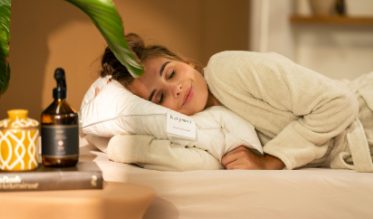 L’oreiller pour dormir sur le côté apporte confort et soutien aux dormeurs qui préfèrent une position de sommeil latérale. Assurant un bon alignement de la colonne vertébrale, il offre un sommeil de qualité, depuis l’endormissement jusqu’au réveil.
