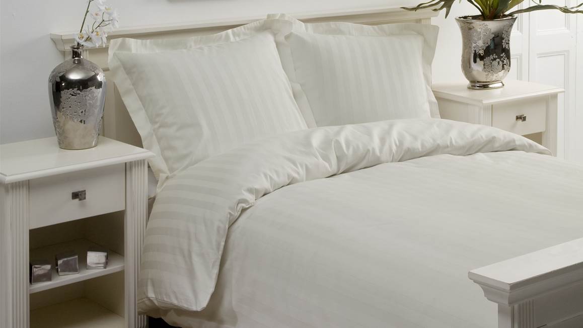 Papillon Uni Satin housse de couette ivoire