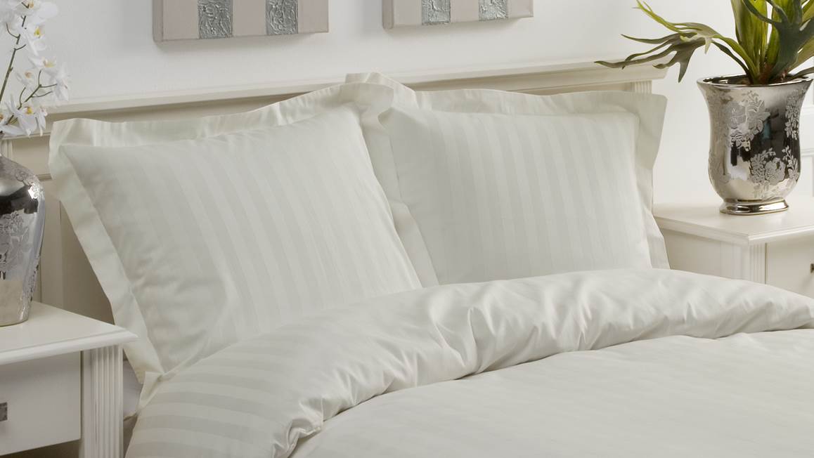 Papillon Uni Satin housse de couette ivoire