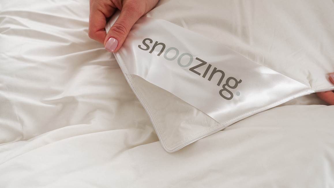 Snoozing Olympus couette duvet 